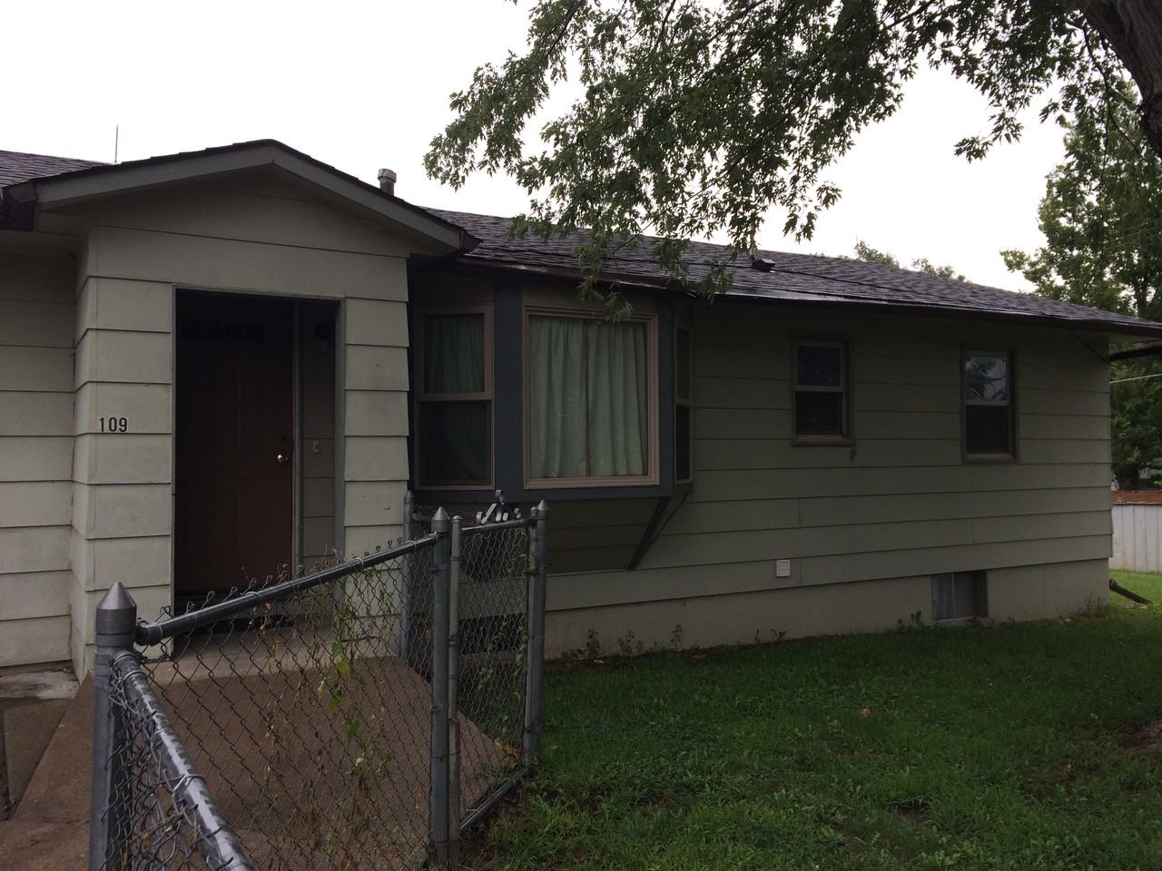 109 10th St - Photo 2 of 19