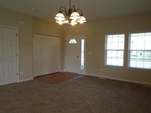 322 Hawthorn Ln - Photo 2 of 18