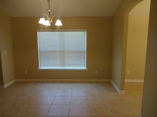 525 Abbotsford Ct - Photo 3 of 8