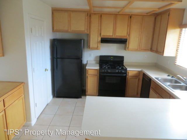 221 S Kenneth Ave - Photo 3 of 19