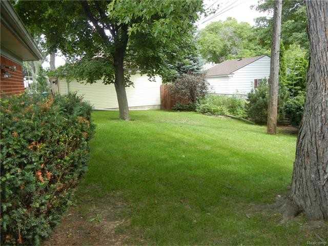 3321 Northampton Ct - Photo 2 of 10