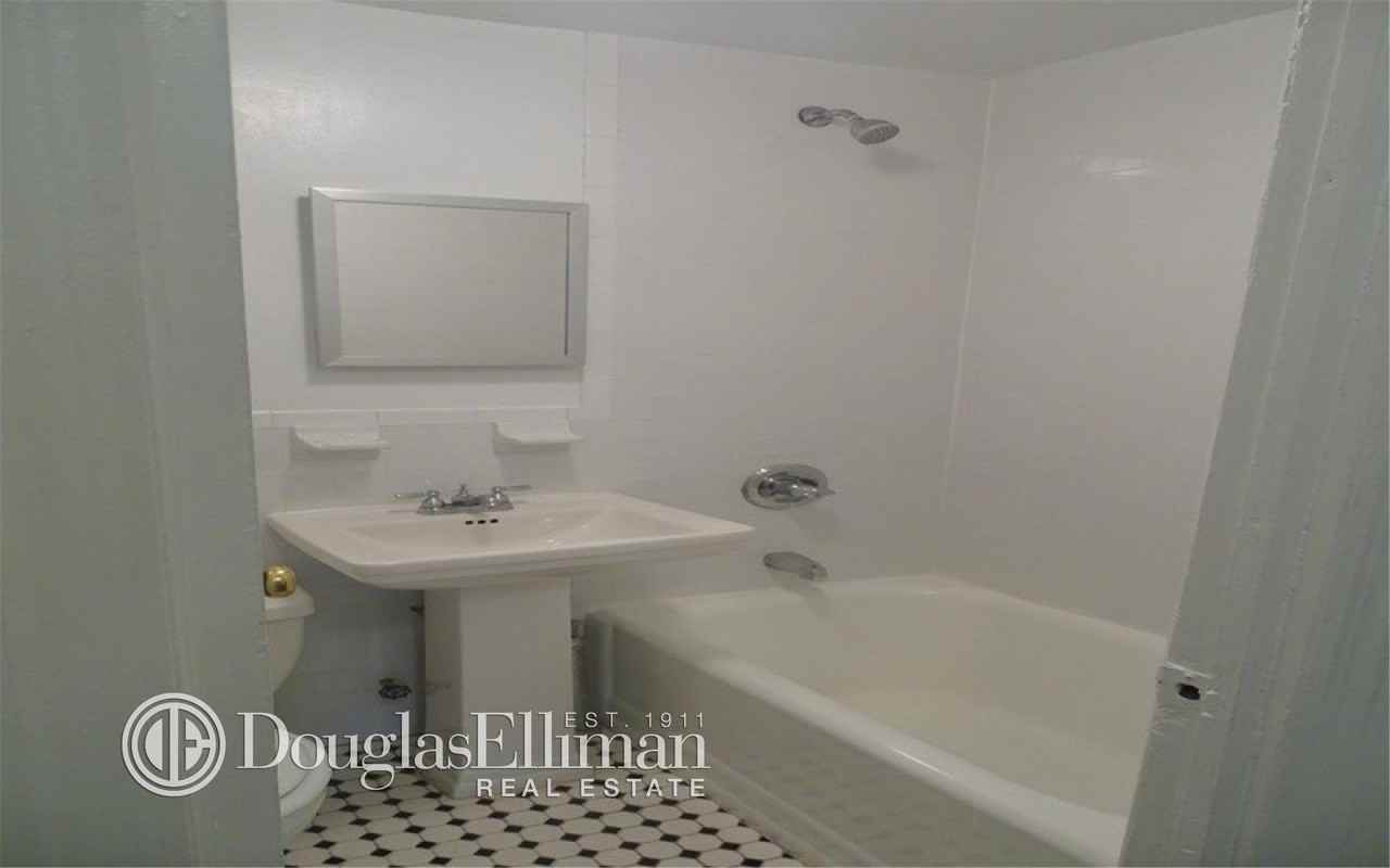 50 Greenwich Ave 4A - Photo 3 of 5