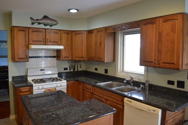 323 Bryan Dr - Photo 3 of 23