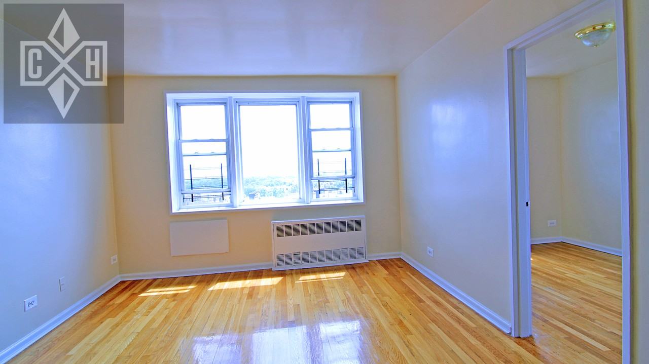 3301 Bainbridge Avenue 45R - Photo 2 of 8