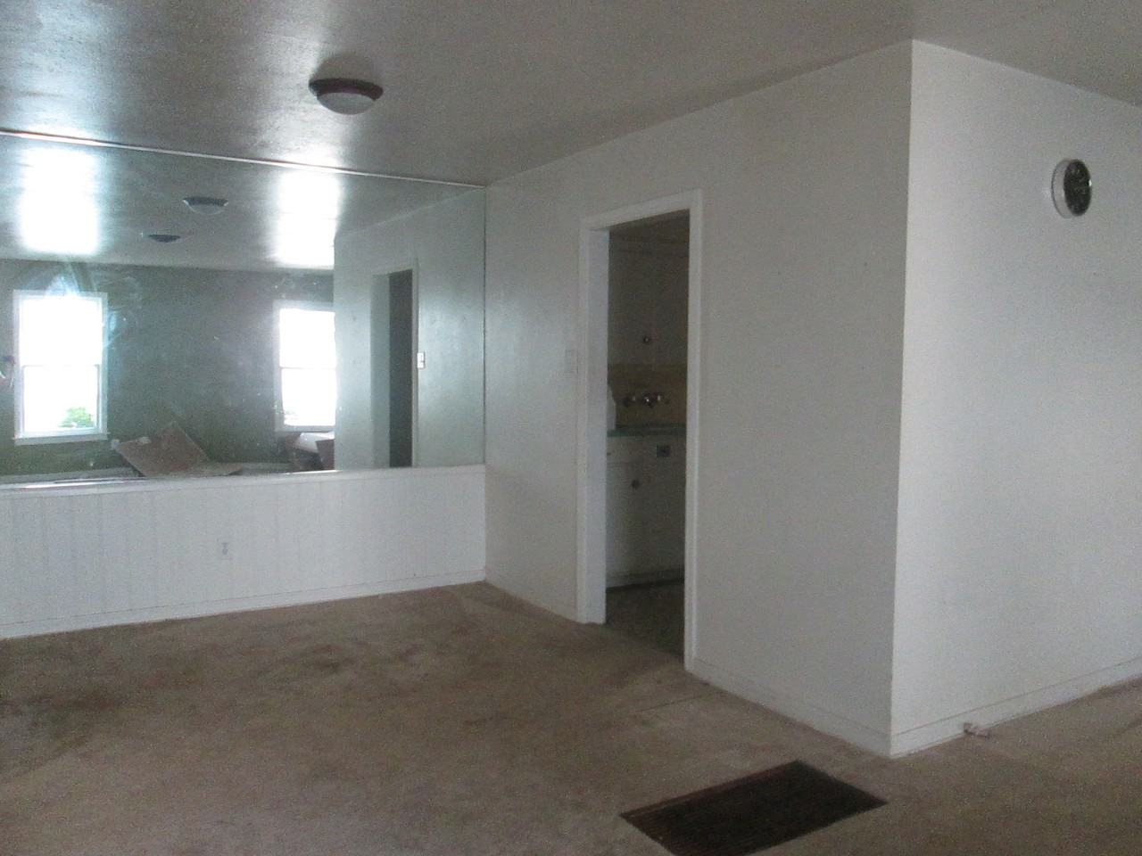 6024 Curzon Ave - Photo 3 of 7