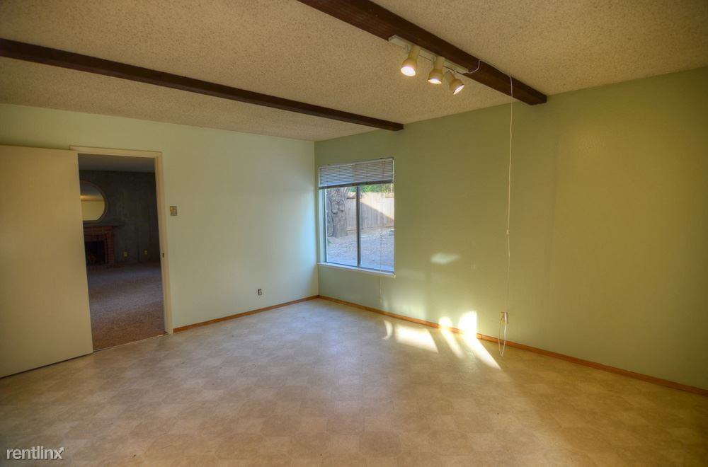 1070 Robbia Dr - Photo 3 of 10