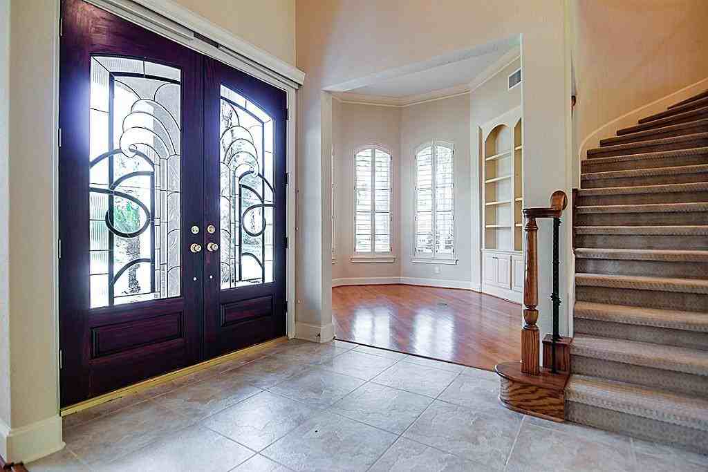 609 Royal Oaks Dr - Photo 3 of 30