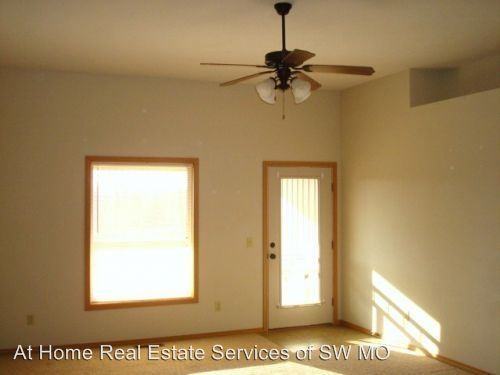 1133 N Westwood Ave - Photo 3 of 7