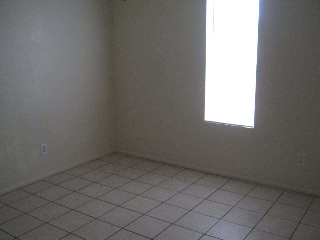 941 W 8th Pl - Photo 2 of 6