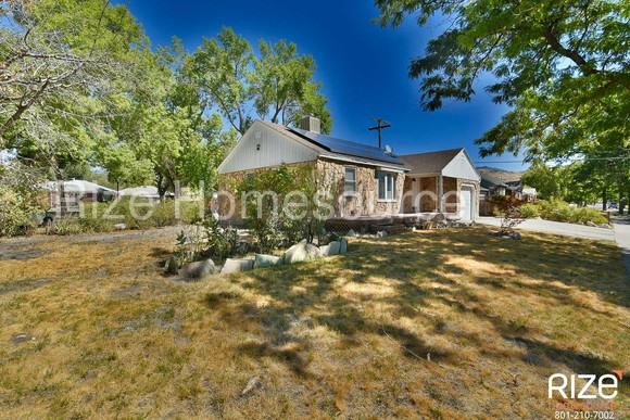 1068 Signora Dr - Photo 3 of 23