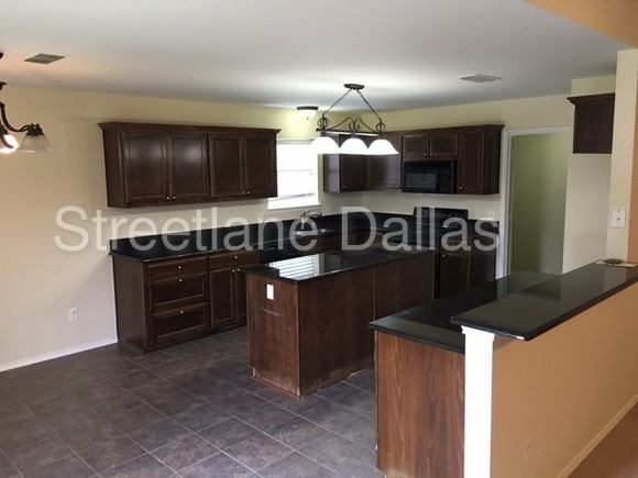 1024 Andrew St - Photo 3 of 9