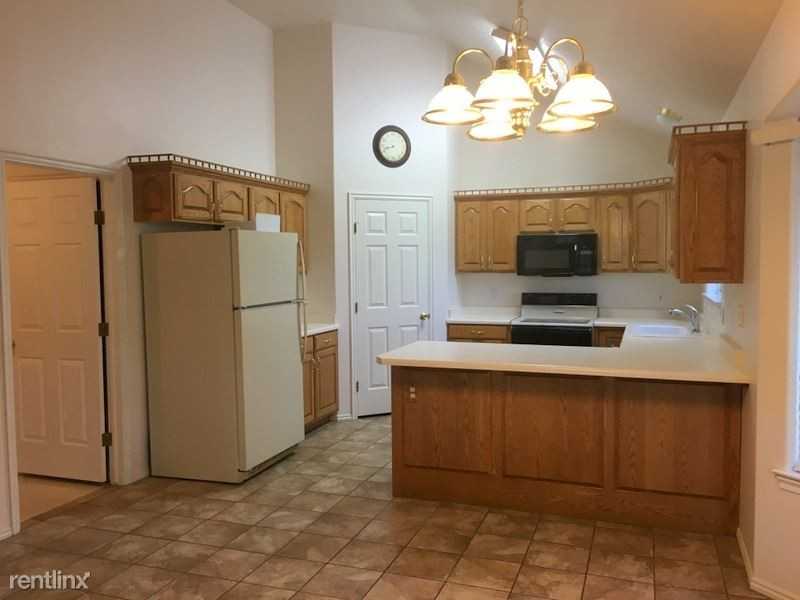 1232 Oak Cir - Photo 3 of 17