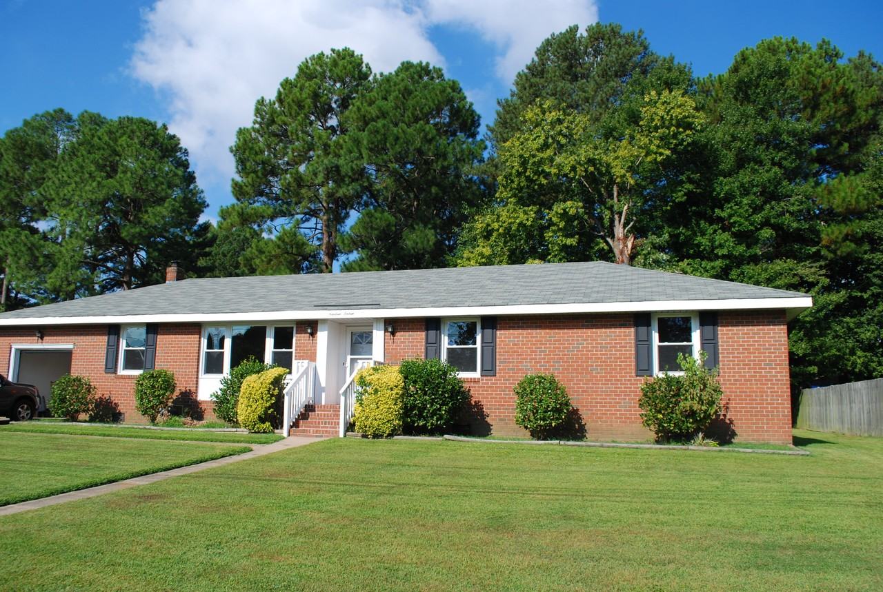 1916 Rosemary Ln - Photo 2 of 19