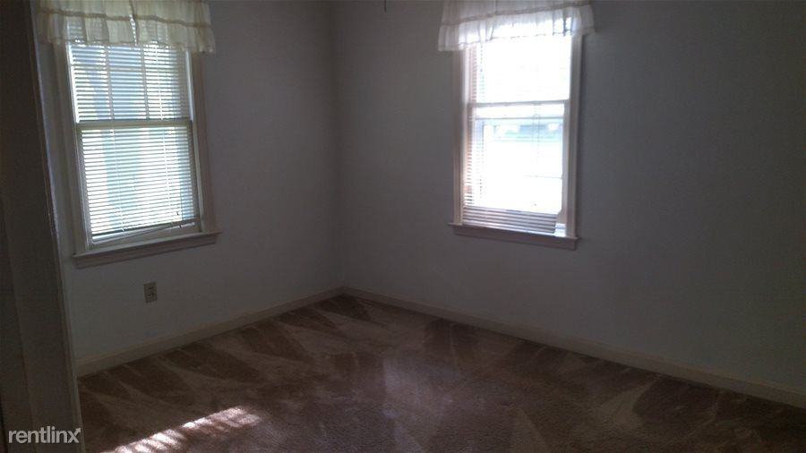 905 64th Ave - Photo 3 of 6