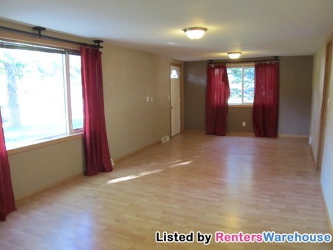 1040 Lake St N - Photo 3 of 8