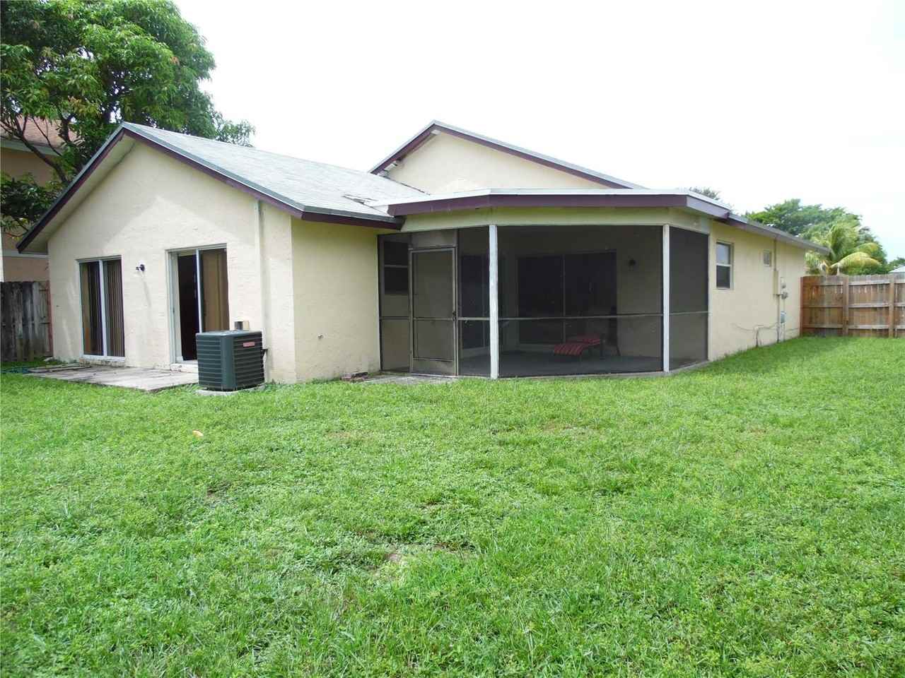 1101 SW 98th Terrace - Photo 3 of 8