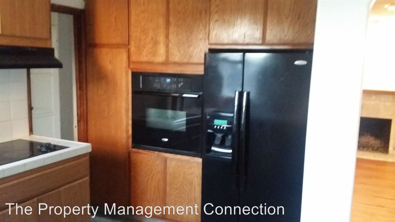 618 W 38th St - Photo 2 of 8