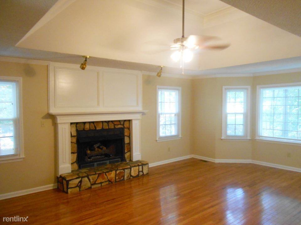 619 Driftwood Dr - Photo 2 of 16