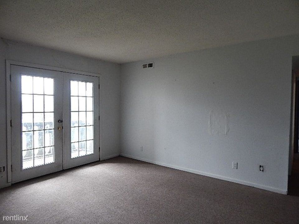 300 E Windsor Rd - Photo 3 of 9