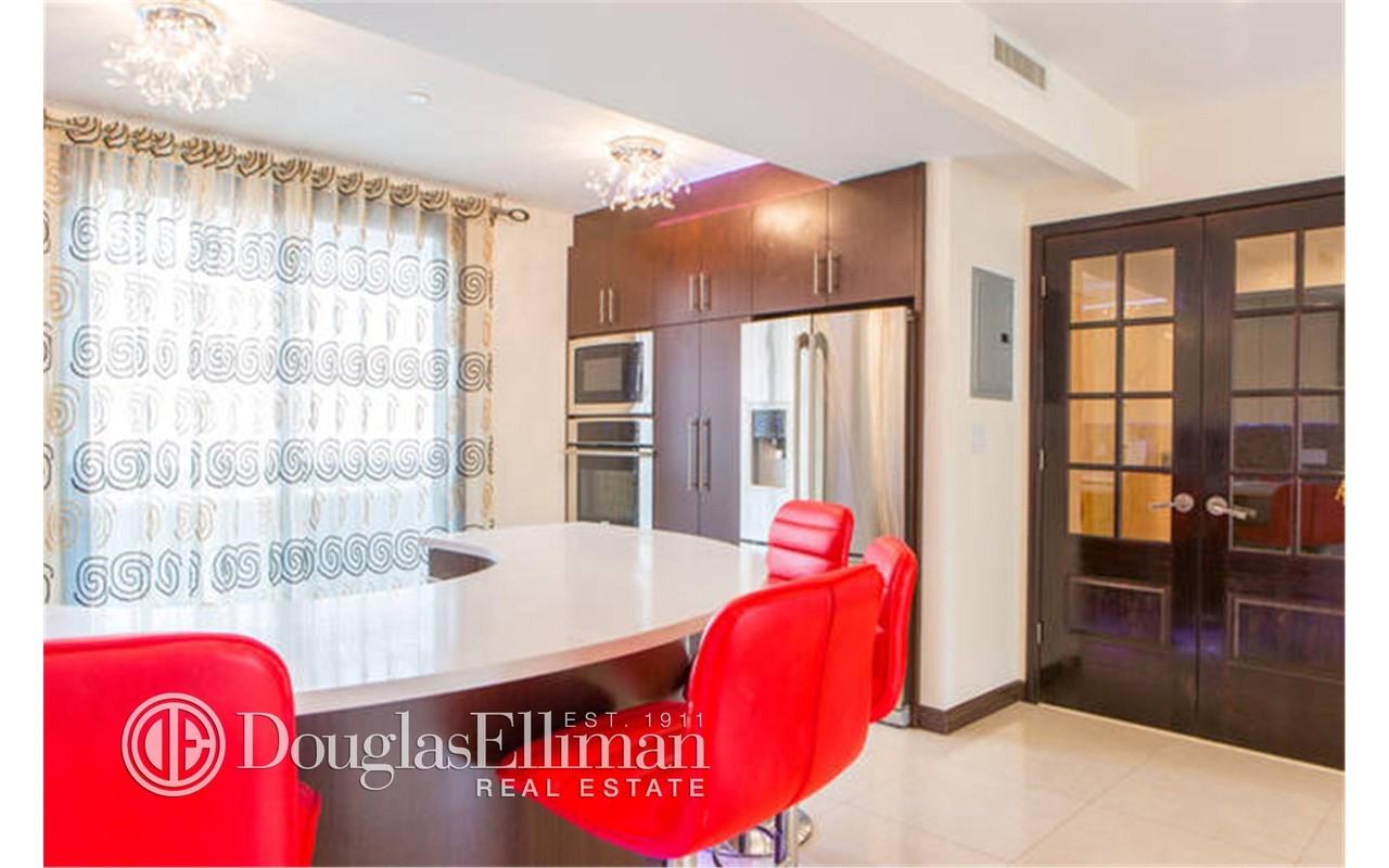 35 Brighton 2nd Pl 4G - Photo 2 of 10