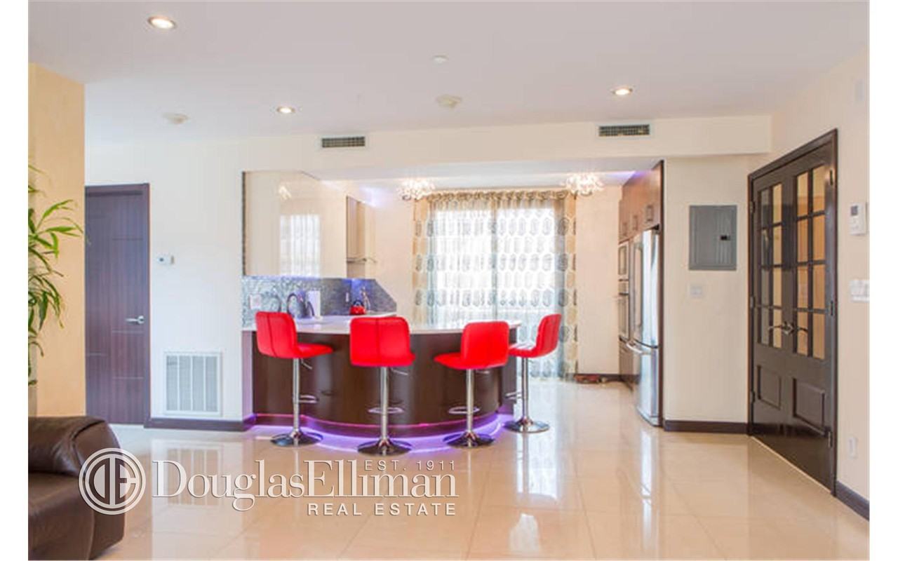 35 Brighton 2nd Pl 4G - Photo 3 of 10