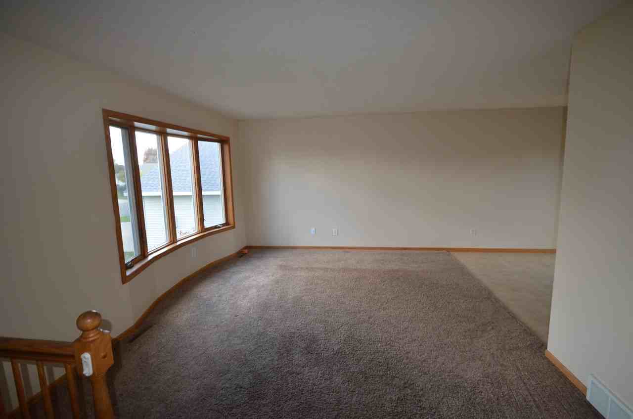 345 Robert Dr - Photo 3 of 8