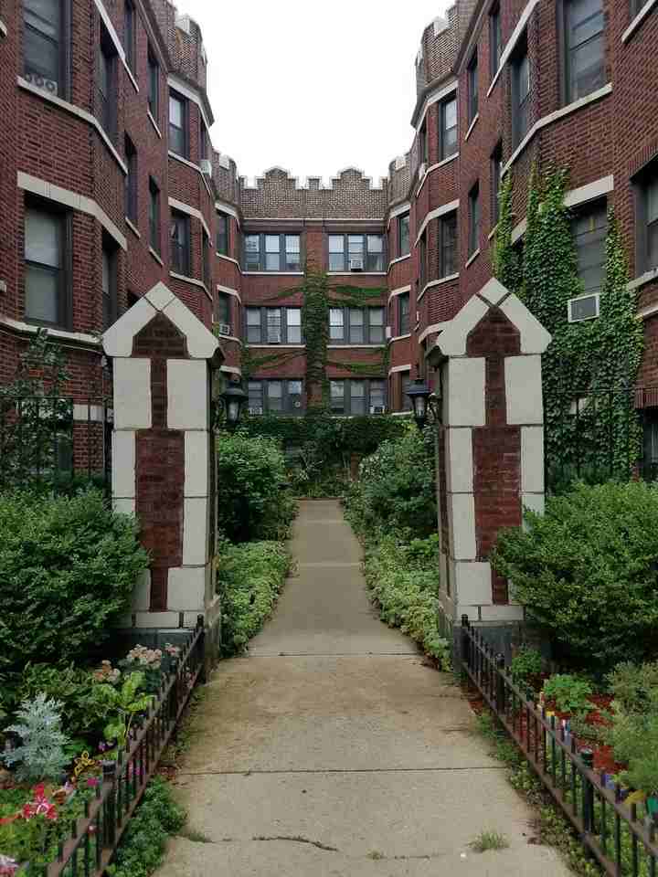 6822 N Wayne Ave #2B