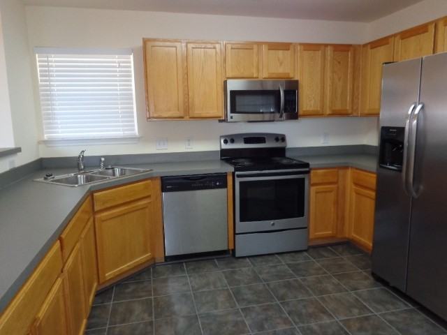 605 Daniel Ct - Photo 3 of 10