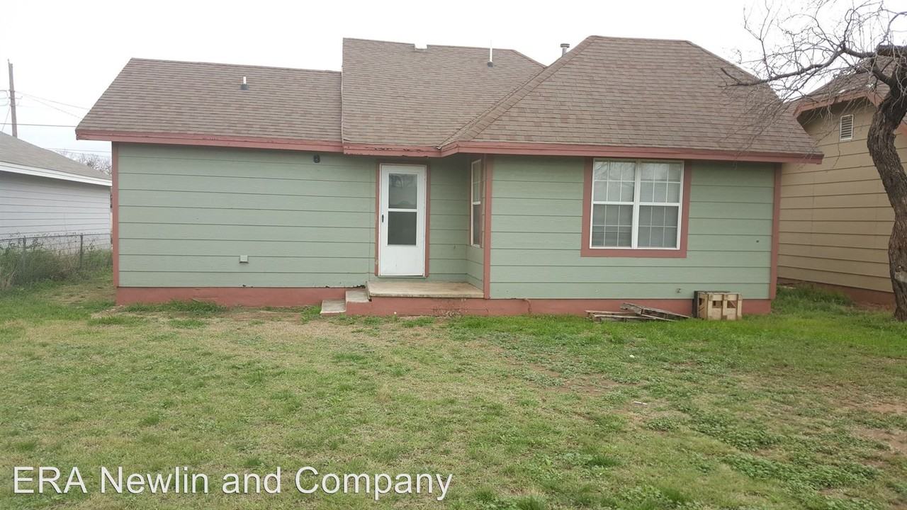 742 W Ave Z - Photo 2 of 9