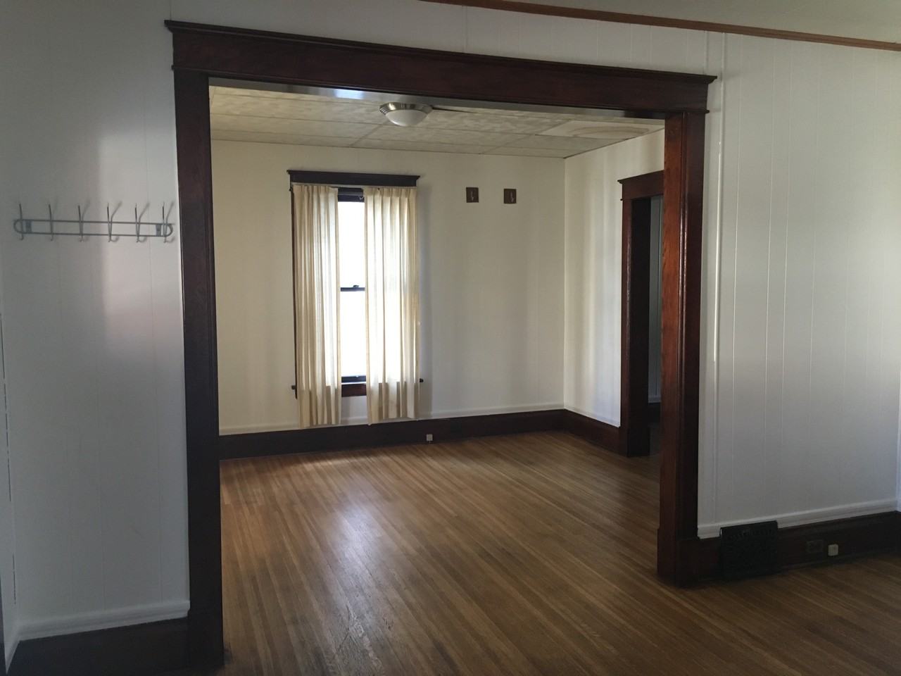 1061 W 7th St - Photo 2 of 13