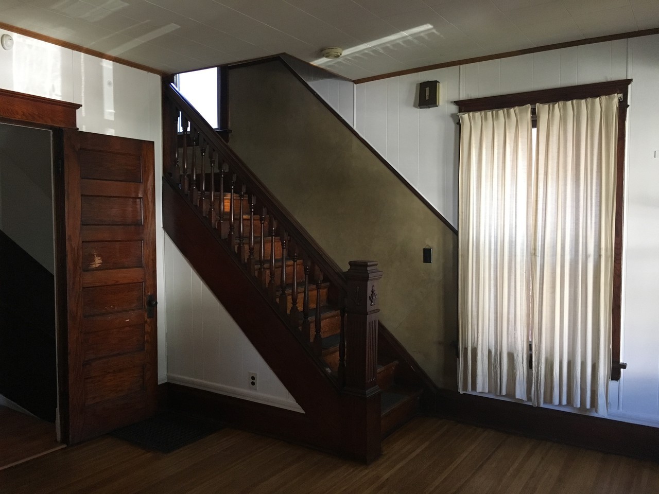 1061 W 7th St - Photo 3 of 13