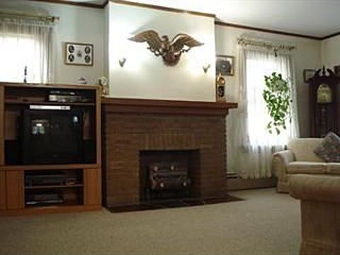 325 Hemlock St - Photo 3 of 9