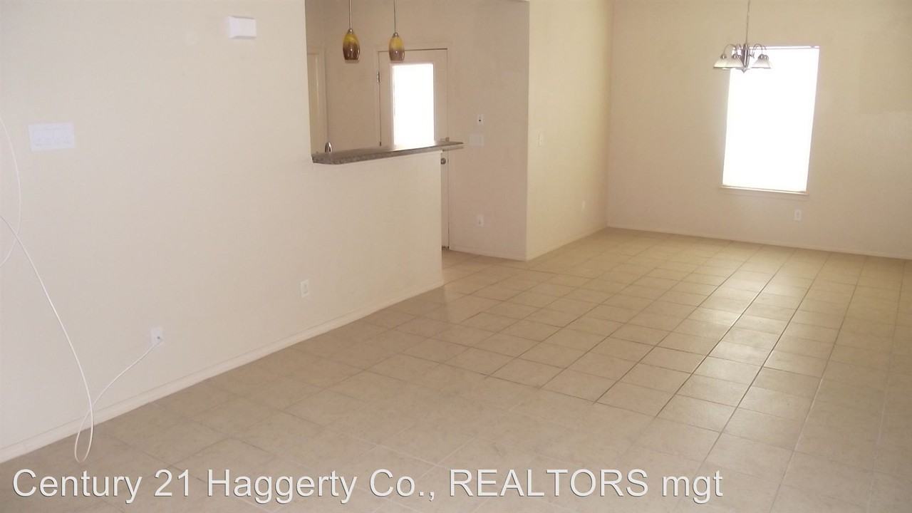 10405 Silvercloud Dr - Photo 3 of 18