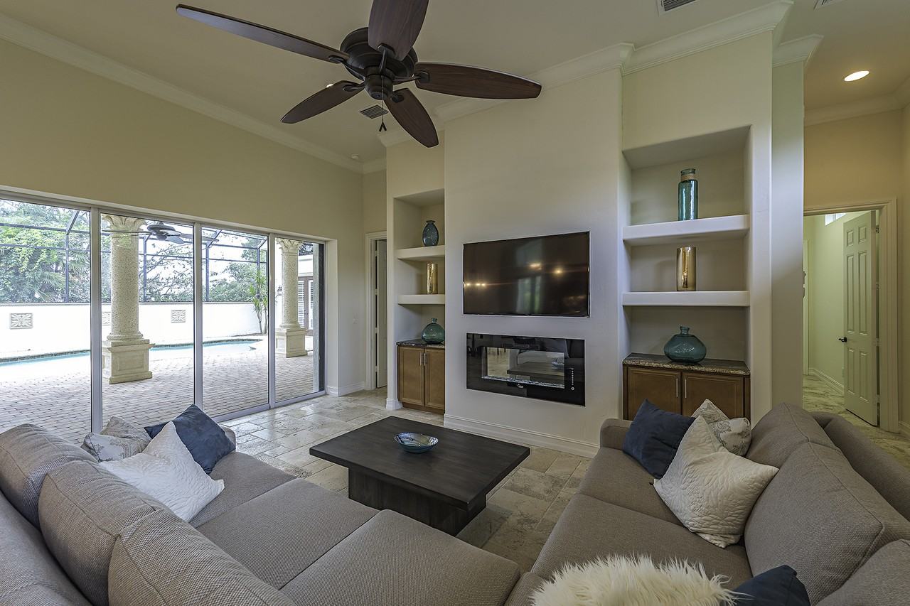 15214 Burnaby Dr - Photo 2 of 12