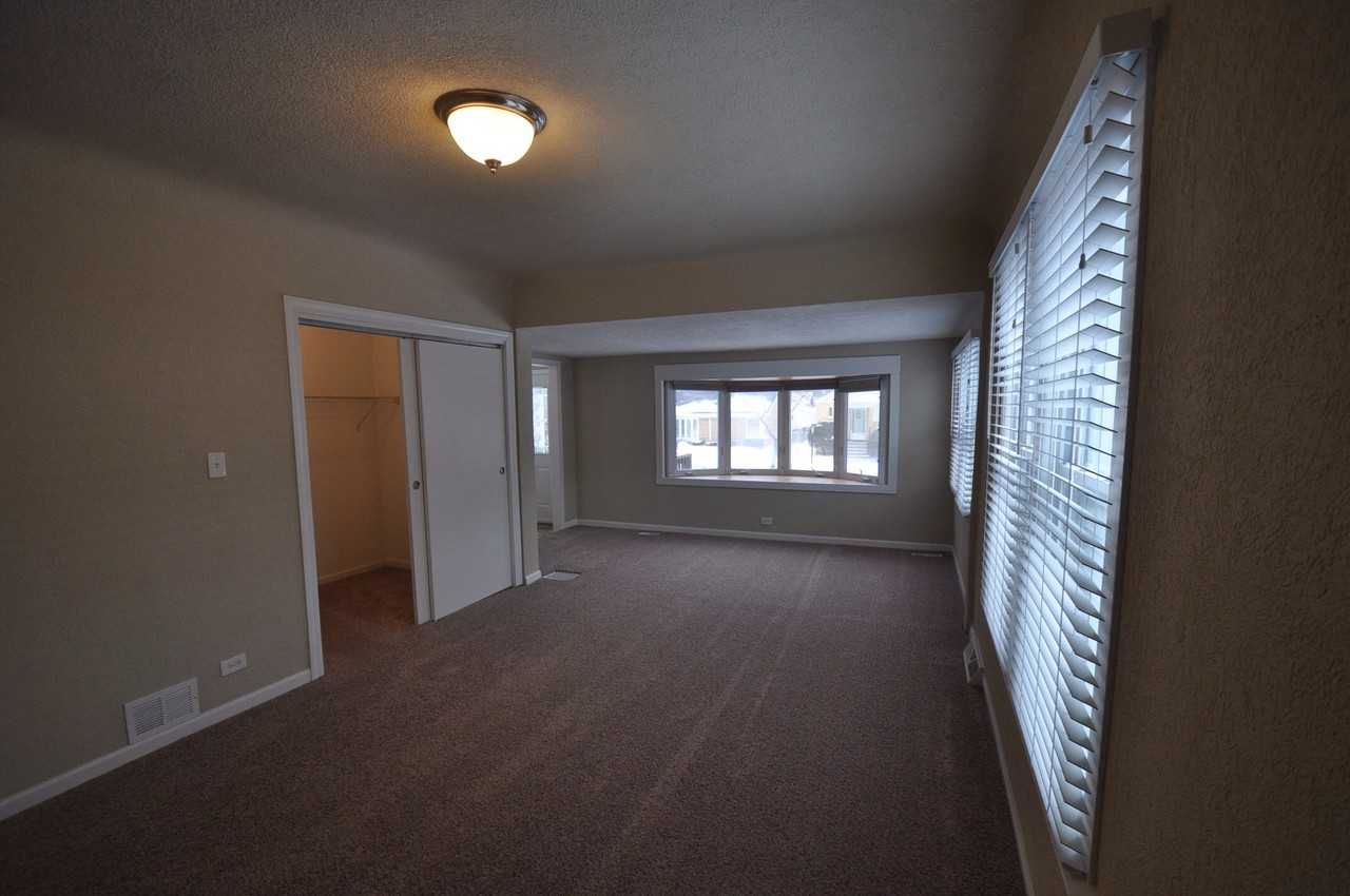 11212 S Troy St - Photo 3 of 8