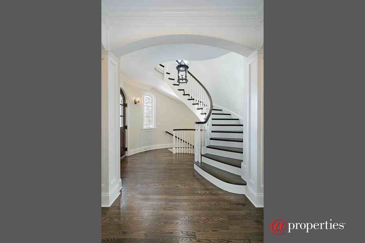 349 E Blodgett Ave - Photo 3 of 15