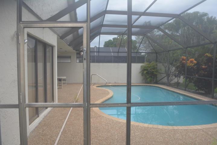 21398 Bridgeview Dr - Photo 2 of 8