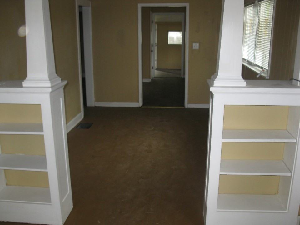 1527 N Chester Ave - Photo 3 of 4