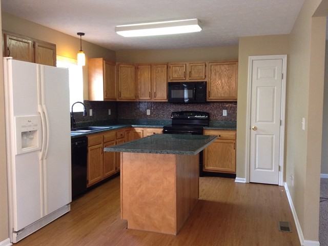 221 Shawnee Ct - Photo 3 of 10