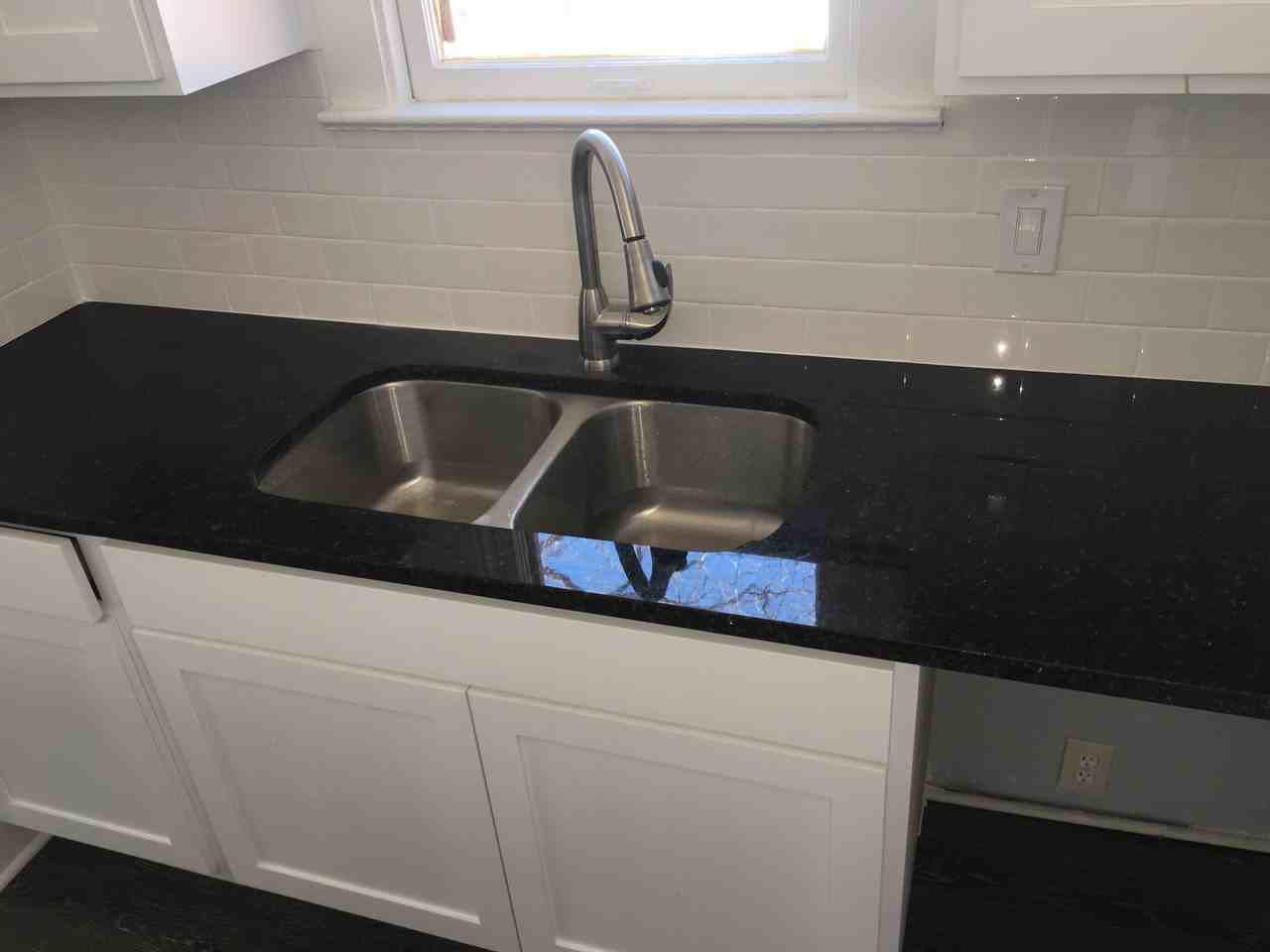 506 East Guenther Street - Photo 3 of 37