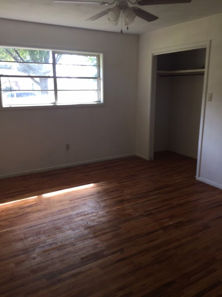 801 North Avenue F - Photo 3 of 8