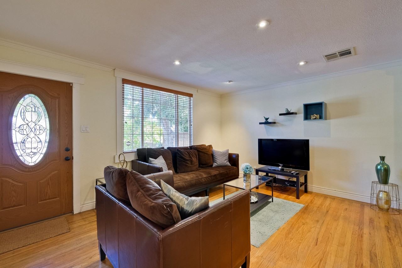 423 Larkspur Dr - Photo 2 of 20