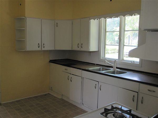 1096 Wood St - Photo 3 of 11