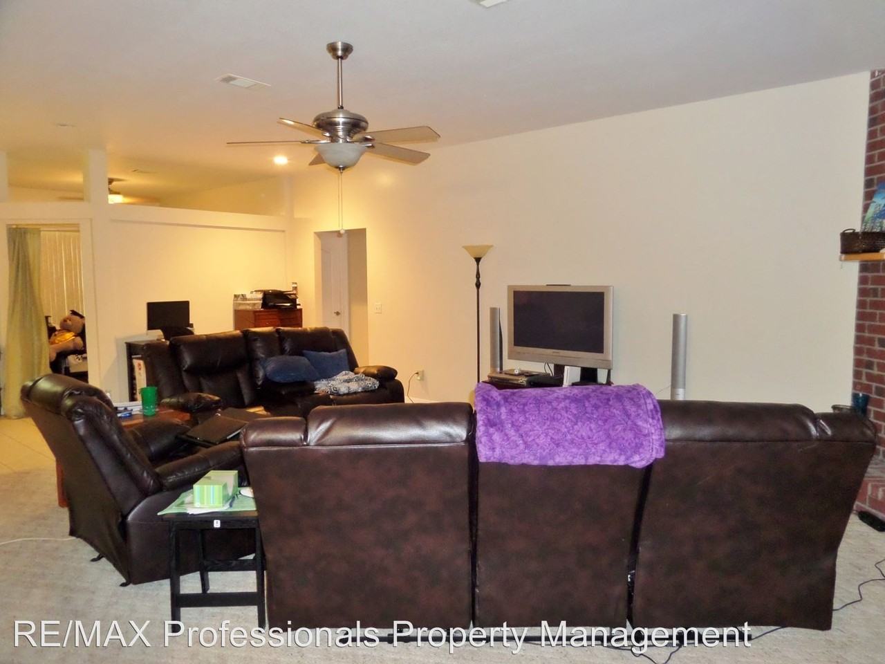 1094 SW Legion Dr - Photo 2 of 9