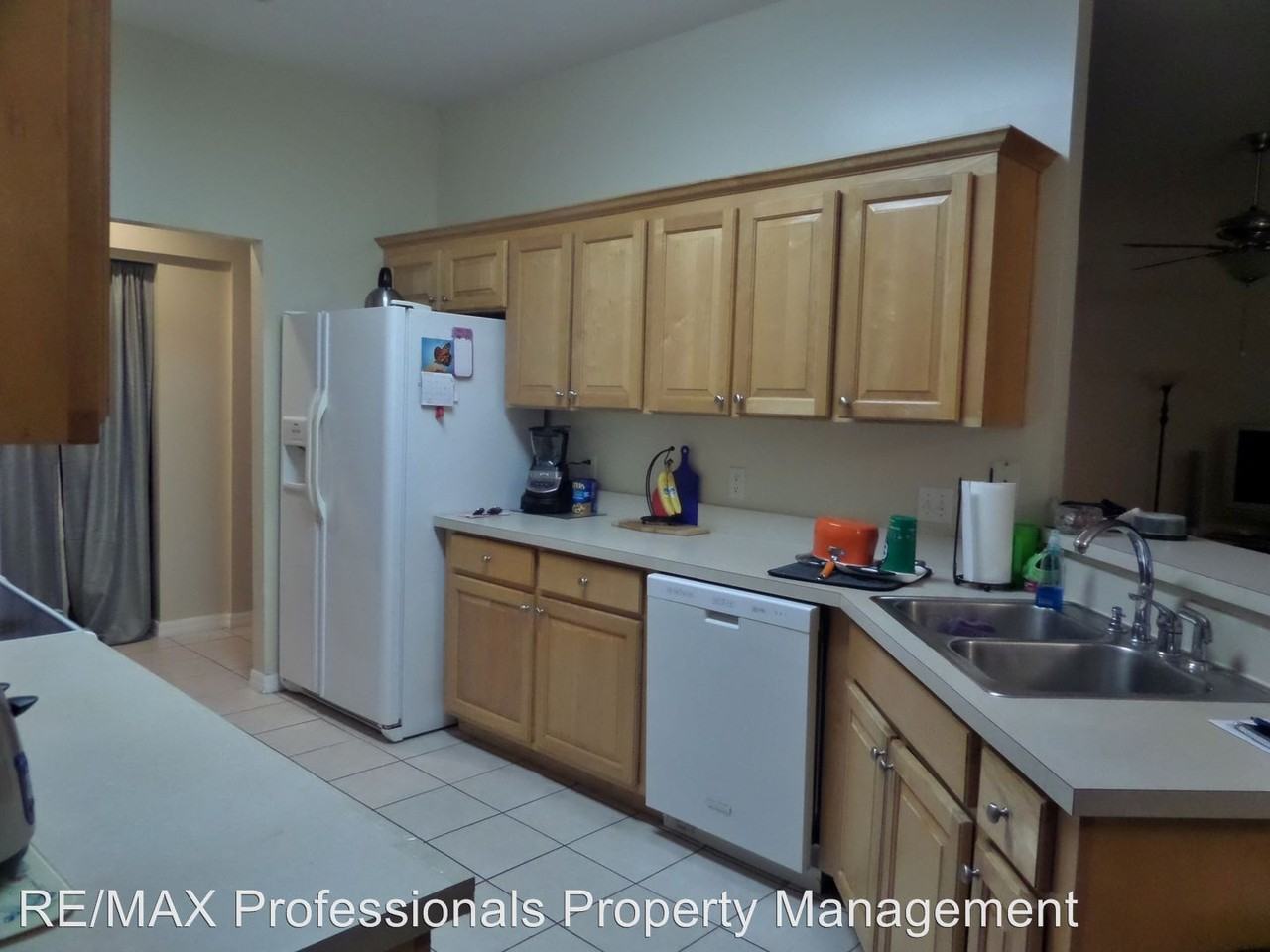 1094 SW Legion Dr - Photo 3 of 9