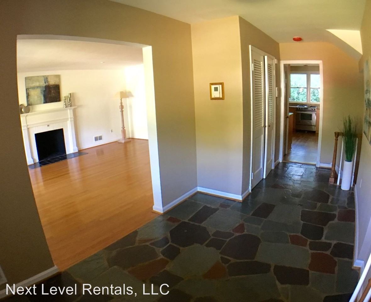 1907 Edgewater Pkwy - Photo 2 of 17