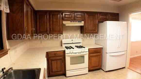 200 Rockmoor Dr - Photo 3 of 22