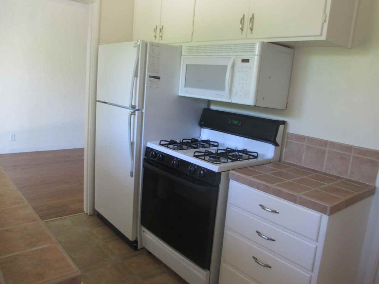 323 Waverley Street - Photo 2 of 16