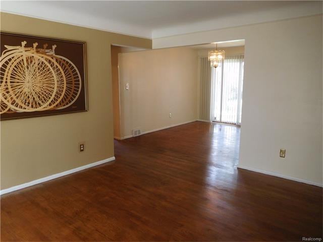 9055 Riverview Ave - Photo 3 of 23