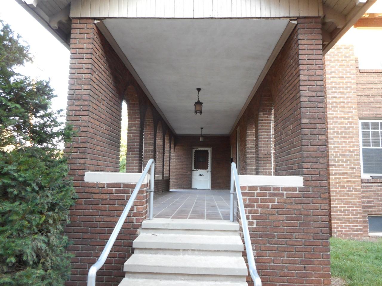 642 E Main St - Photo 3 of 11